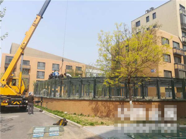 车库入口玻璃雨棚