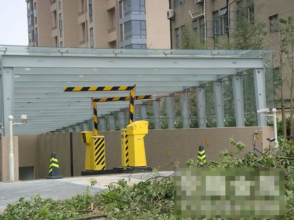 车库入口玻璃雨棚