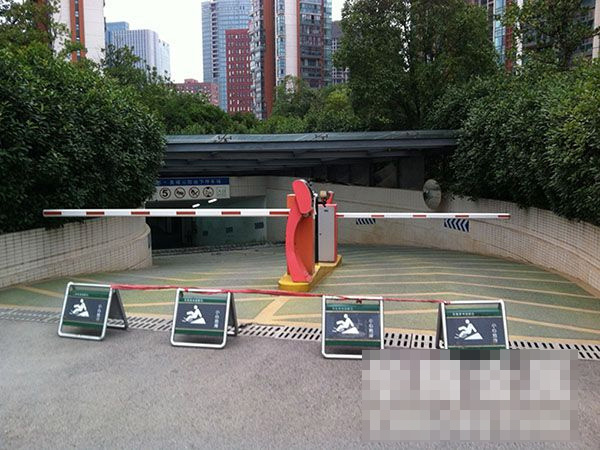 车库入口玻璃雨棚