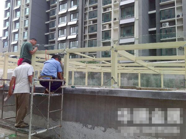 车库入口玻璃雨棚