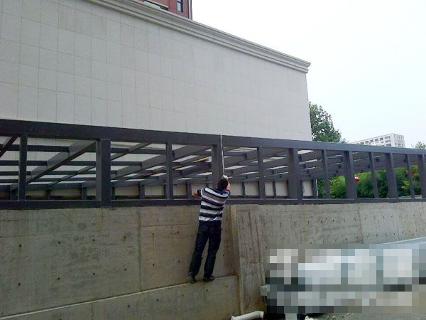 车库入口玻璃雨棚